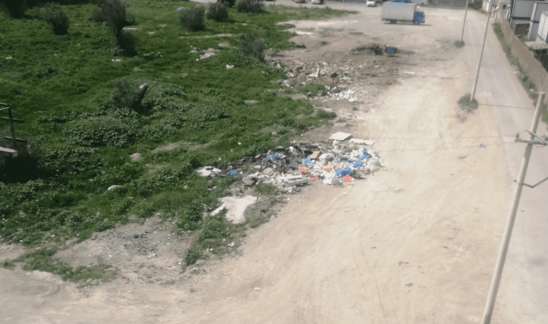 İzmir’in Karşıyaka ilçesinde çöplerin uzun süre toplanmaması, çevre sakinlerinin büyük