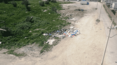 İzmir’in Karşıyaka ilçesinde çöplerin uzun süre toplanmaması, çevre sakinlerinin büyük