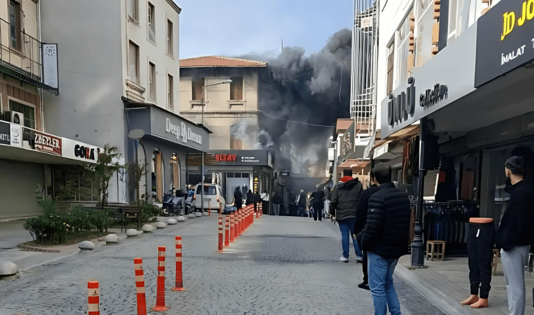 Kemeraltı Çarşısı’nda korkutan yangın! İzmir’in tarihi Kemeraltı Çarşısı’nda, Salepçioğlu Camii yakınlarında bulunan bir tekstil