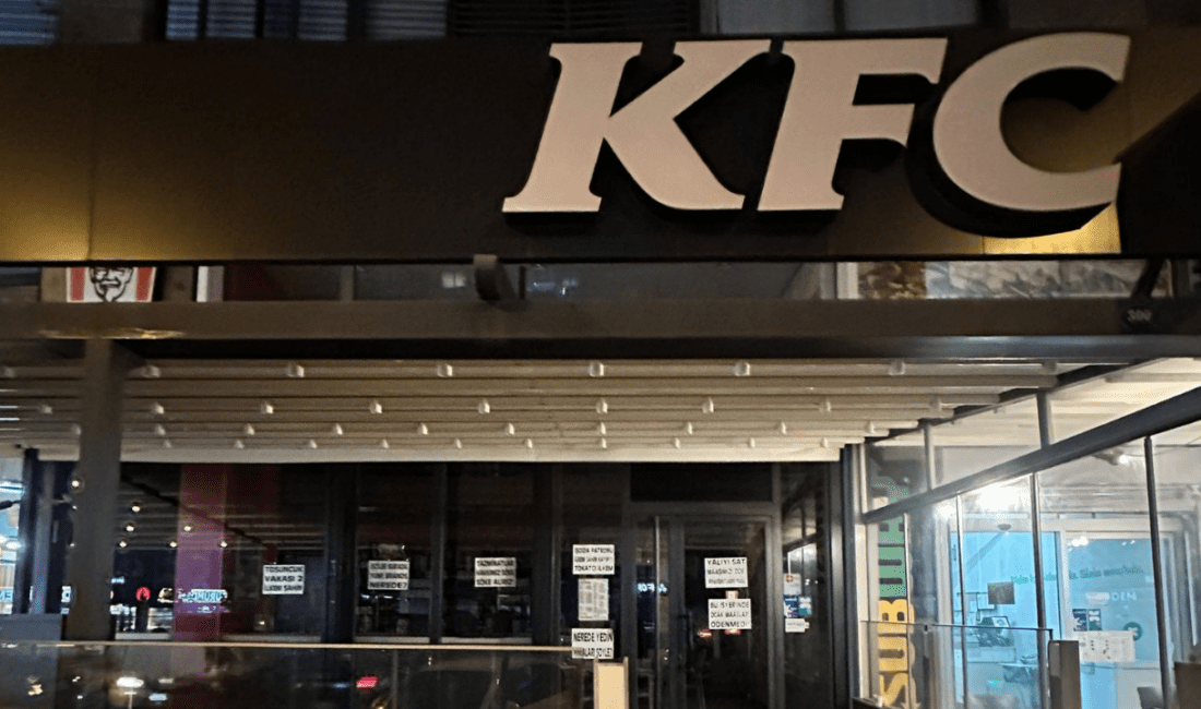 İzmir Hatay’daki KFC şubesinde çalışan işçiler, maaşlarının ve tazminatlarının ödenmemesini
