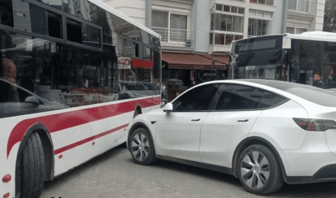 İzmir’in Konak ilçesinde bulunan Medical Park Hastanesi önündeki dönüş noktasında