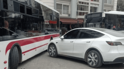 İzmir’in Konak ilçesinde bulunan Medical Park Hastanesi önündeki dönüş noktasında