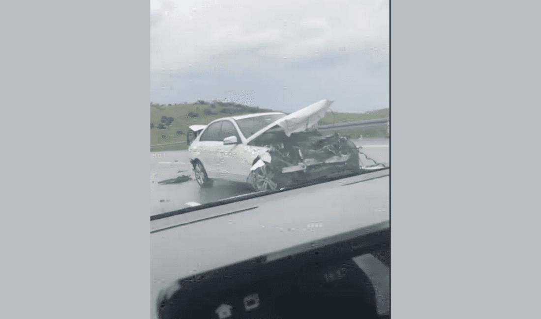 Manisa-Balıkesir otoyolunda dört aracın karıştığı bir kaza meydana geldi. Kazada