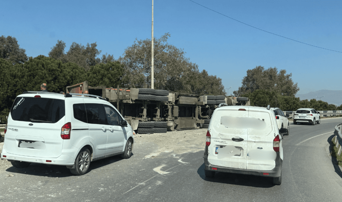 İzmir’in Konak ilçesinde, Halkapınar Bit Pazarı mevkiinde bir TIR’ın devrilmesi