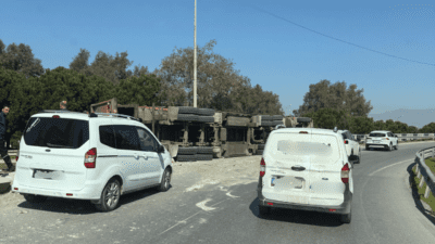 İzmir’in Konak ilçesinde, Halkapınar Bit Pazarı mevkiinde bir TIR’ın devrilmesi