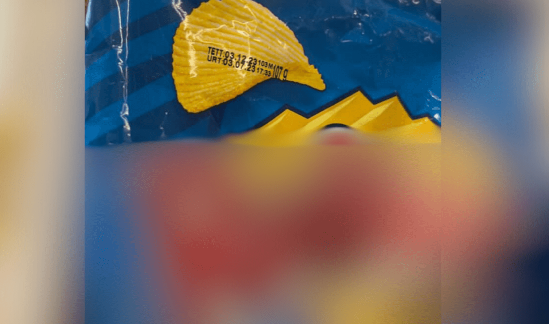 İzmir’de bir zincir markette alışveriş yapan bir vatandaş, raflarda birçok