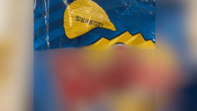 İzmir’de bir zincir markette alışveriş yapan bir vatandaş, raflarda birçok