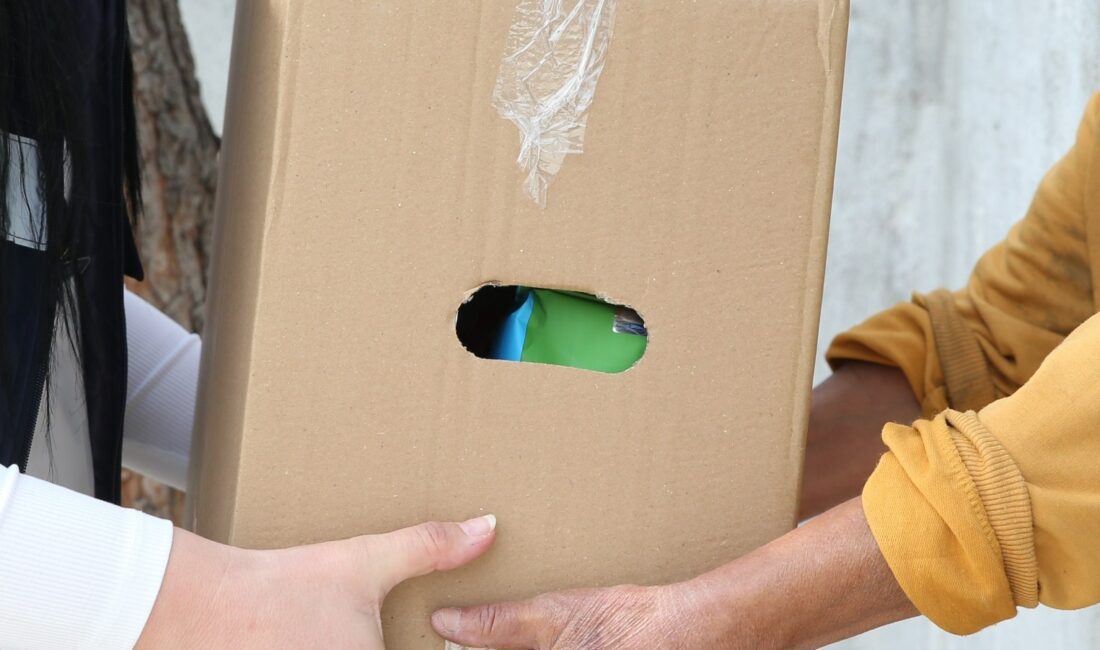 Çiğli Belediyesi, ilçede ihtiyaç sahibi vatandaşların yanında olmaya devam ediyor.