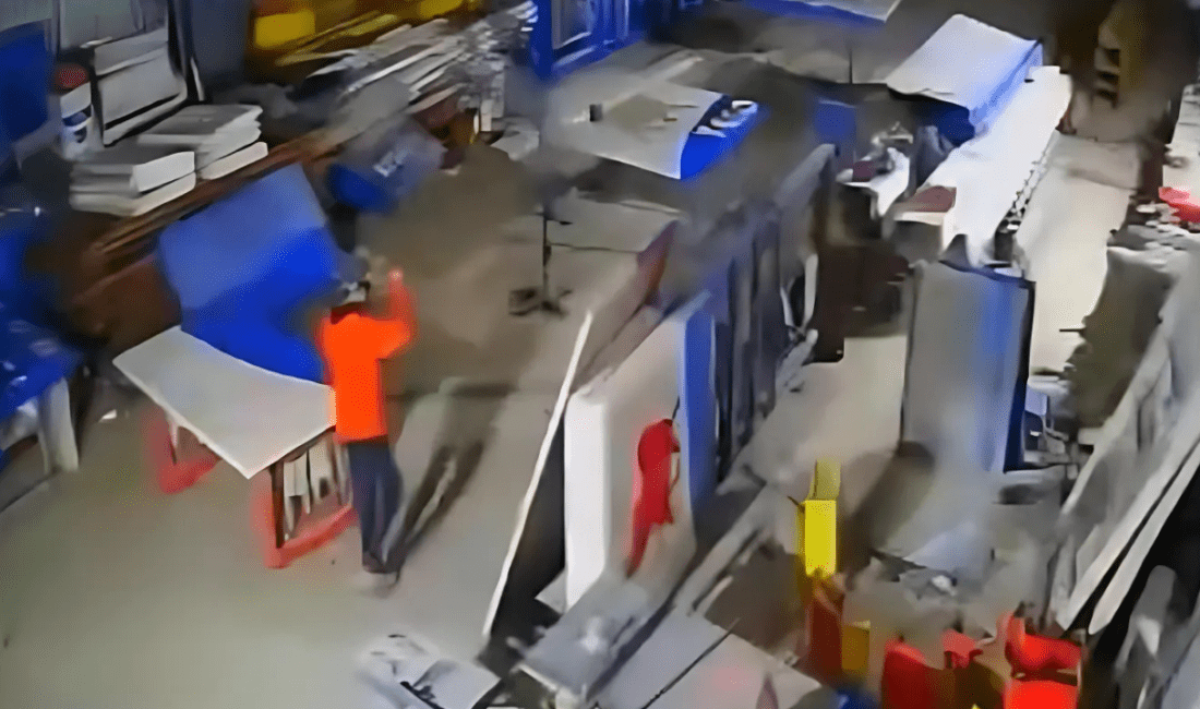 İzmir’in Bayraklı ilçesindeki Alpaslan Mahallesi’nde bulunan bir demir doğrama dükkanına,