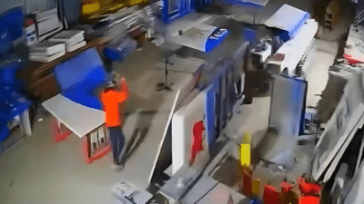 İzmir’in Bayraklı ilçesindeki Alpaslan Mahallesi’nde bulunan bir demir doğrama dükkanına,