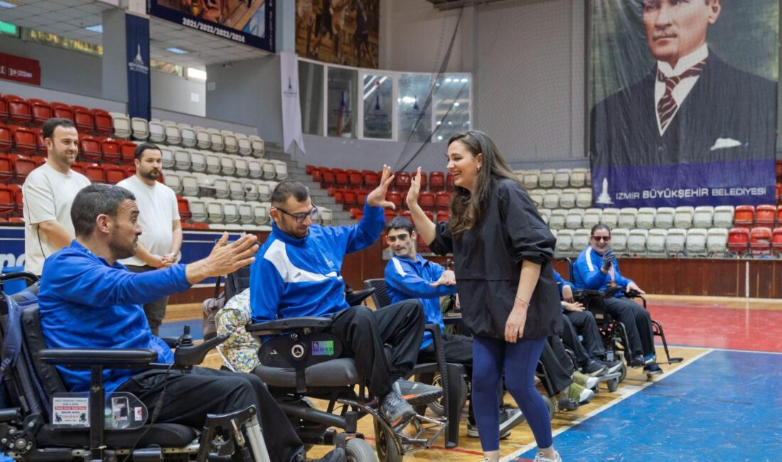 İzmir Büyükşehir Belediyesi’nin Serebral Palsili sporcusu Sinem Gökten’in ayağında Türkiye