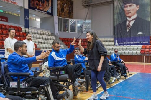 İzmir Büyükşehir Belediyesi’nin Serebral Palsili sporcusu Sinem Gökten’in ayağında Türkiye