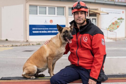 İzmir Büyükşehir Belediyesi İtfaiye Dairesi Başkanlığı’nın arama kurtarma köpekleri, afetlerde