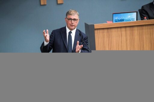 İzmir Büyükşehir Belediyesi’nin 7 saat süren nisan ayı olağan meclis