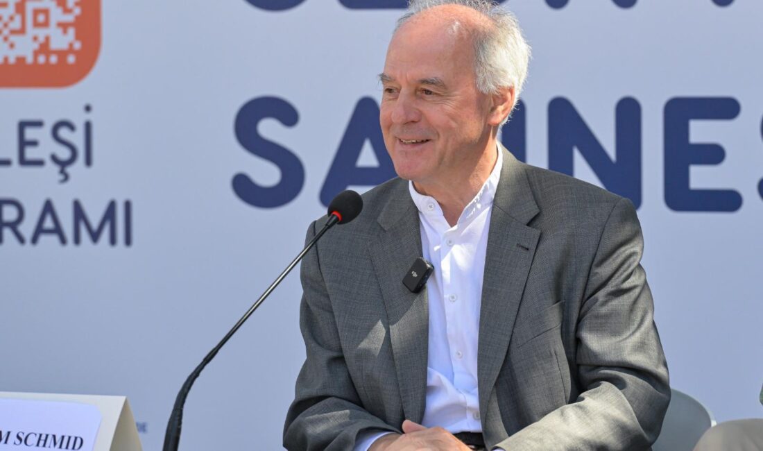 İzmir Kitap Fuarı, İzmirli kitapseverlerin akınına uğramaya devam ediyor. Kültürpark’ta