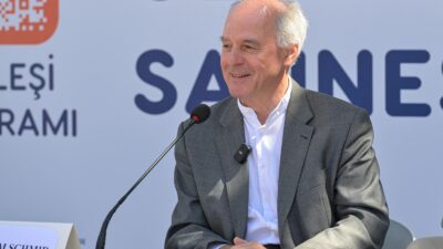 İzmir Kitap Fuarı, İzmirli kitapseverlerin akınına uğramaya devam ediyor. Kültürpark’ta
