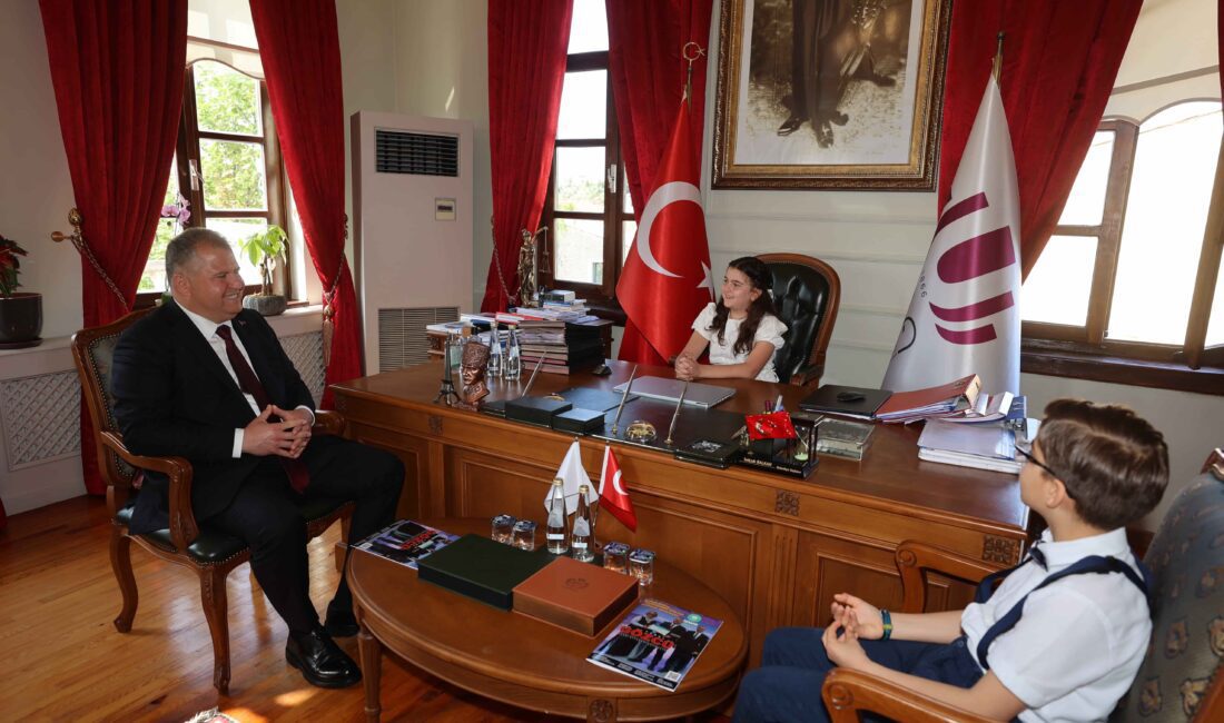 Urla’da geleceğin başkanları projelerini açıkladı Cumhuriyet Meydanı’nda başlayan ve 12 Eylül Stadı’nda devam eden kutlamalarla