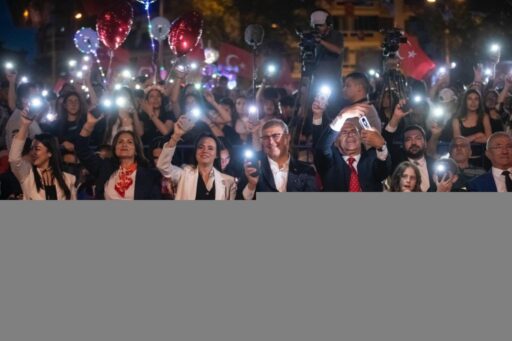 23 Nisan coşkusu İzmir'de sokaklara taştı