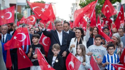 İzmir Büyükşehir Belediye Başkanı Dr. Cemil Tugay, eşi Öznur Tugay'la