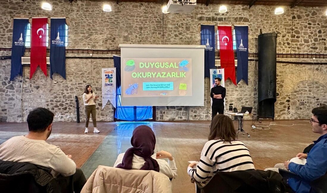 İzmir Büyükşehir Belediyesi’nin organize ettiği ve gençlere yönelik kapasite güçlendirici
