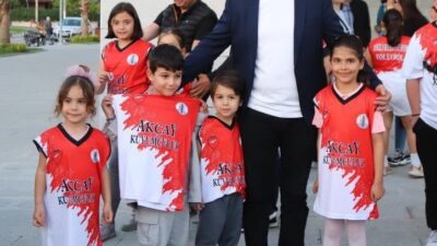 Dikili Belediyesi bünyesinde başlatılan voleybol kursuna 190 kız, 45 erkek