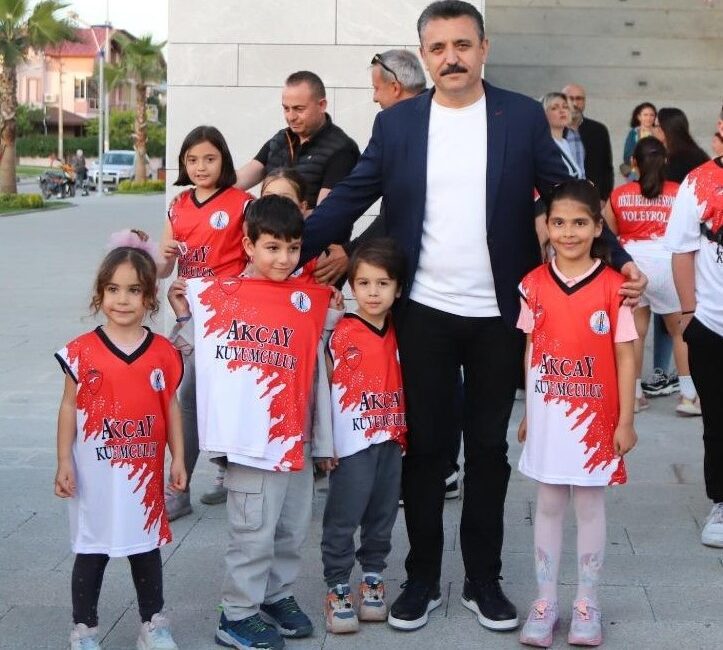 Dikili Belediyesi bünyesinde başlatılan voleybol kursuna 190 kız, 45 erkek