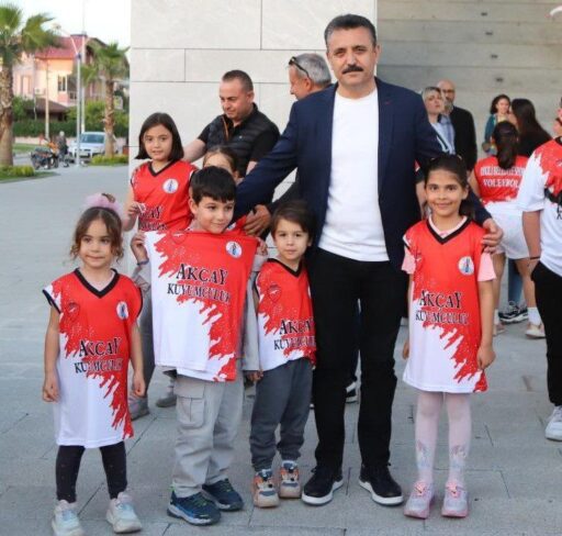 Dikili Belediyesi bünyesinde başlatılan voleybol kursuna 190 kız, 45 erkek