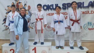 Aliağa Belediyesi Spor Okulları’nda eğitim gören karate öğrencileri İzmir’de Düzenlenen