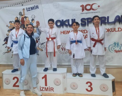 Aliağa Belediyesi Spor Okulları’nda eğitim gören karate öğrencileri İzmir’de Düzenlenen
