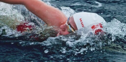 Aysu Türkoğlu Kaiwi Kanalı’nı 21 saat yüzerek tarih yazdı Ege Üniversitesi Spor Bilimleri Fakültesi öğrencisi Aysu Türkoğlu, Ocean's 7'ın