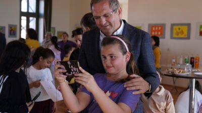 Ayvalık Belediyesi bünyesinde faaliyet gösteren Zeytin Çekirdekleri, çocuklara özel hazırladığı