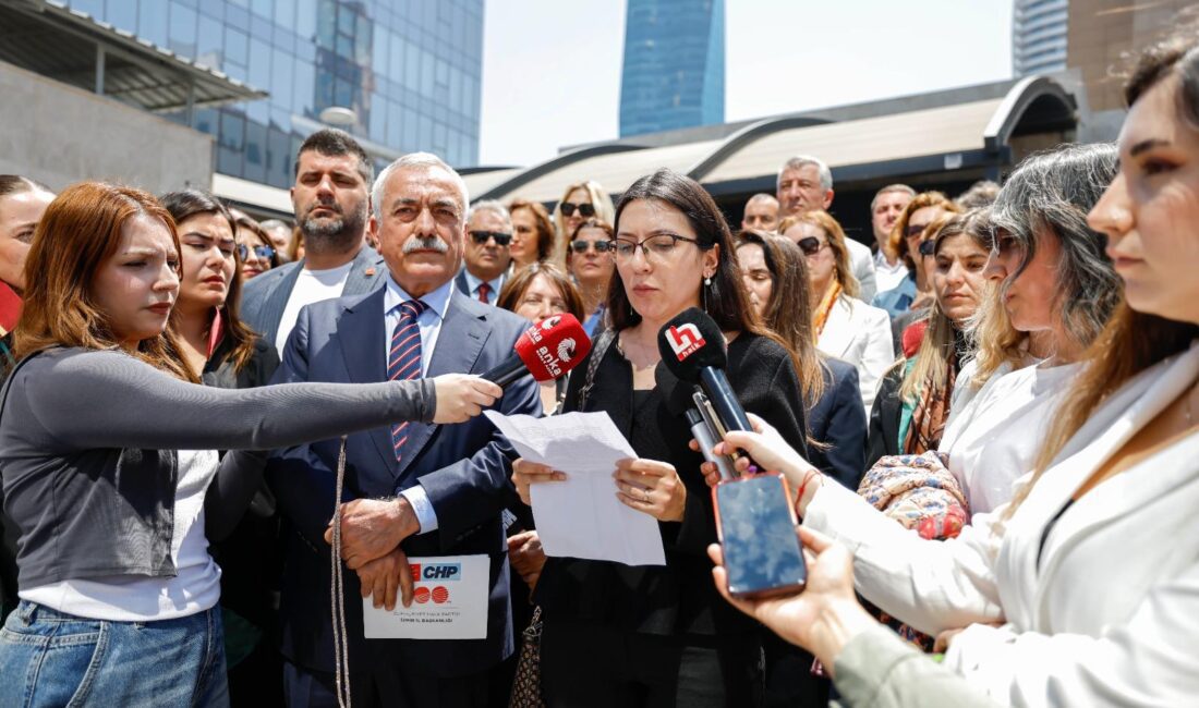 İzmir Büyükşehir Belediye Meclisi’nin CHP’li üyeleri, AKP’li Meclis Üyesi Erdal