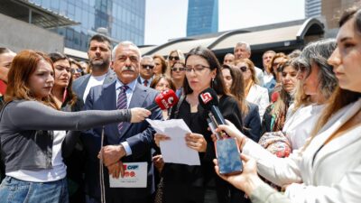 İzmir Büyükşehir Belediye Meclisi’nin CHP’li üyeleri, AKP’li Meclis Üyesi Erdal