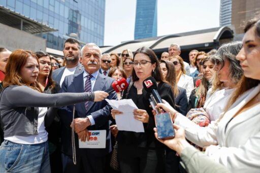 İzmir Büyükşehir Belediye Meclisi’nin CHP’li üyeleri, AKP’li Meclis Üyesi Erdal