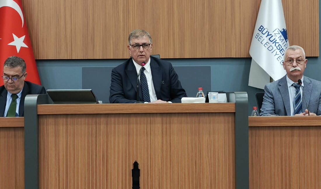 İzmir Büyükşehir Belediye Başkanı Cemil Tugay, işten çıkarmalar nedeniyle eylem