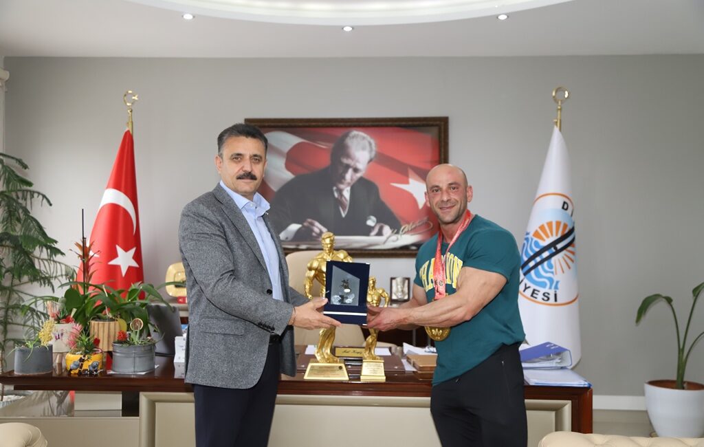 Dikili Belediyesi’nin Gururu Yılmaz Acar Başarıdan Başarıya Koşmaya Devam Ediyor "Şampiyonlar Şampiyonu" Yılmaz Acar, Başkan Kırgöz’e vermiş olduğu desteklerden dolayı