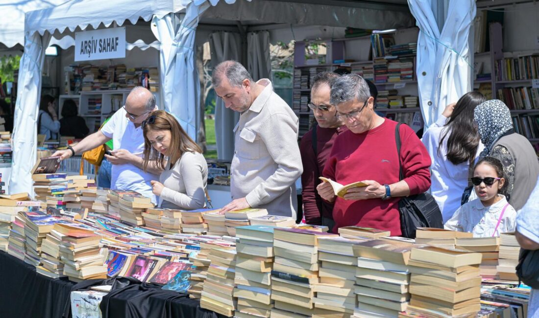 İzmir Büyükşehir Belediyesi'nin düzenlediği İzmir Kitap Fuarı, üçüncü gününde de