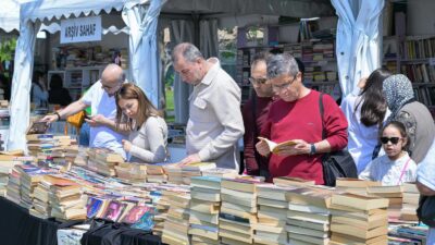 İzmir Büyükşehir Belediyesi'nin düzenlediği İzmir Kitap Fuarı, üçüncü gününde de