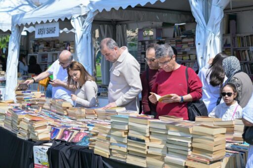 İzmir Büyükşehir Belediyesi'nin düzenlediği İzmir Kitap Fuarı, üçüncü gününde de