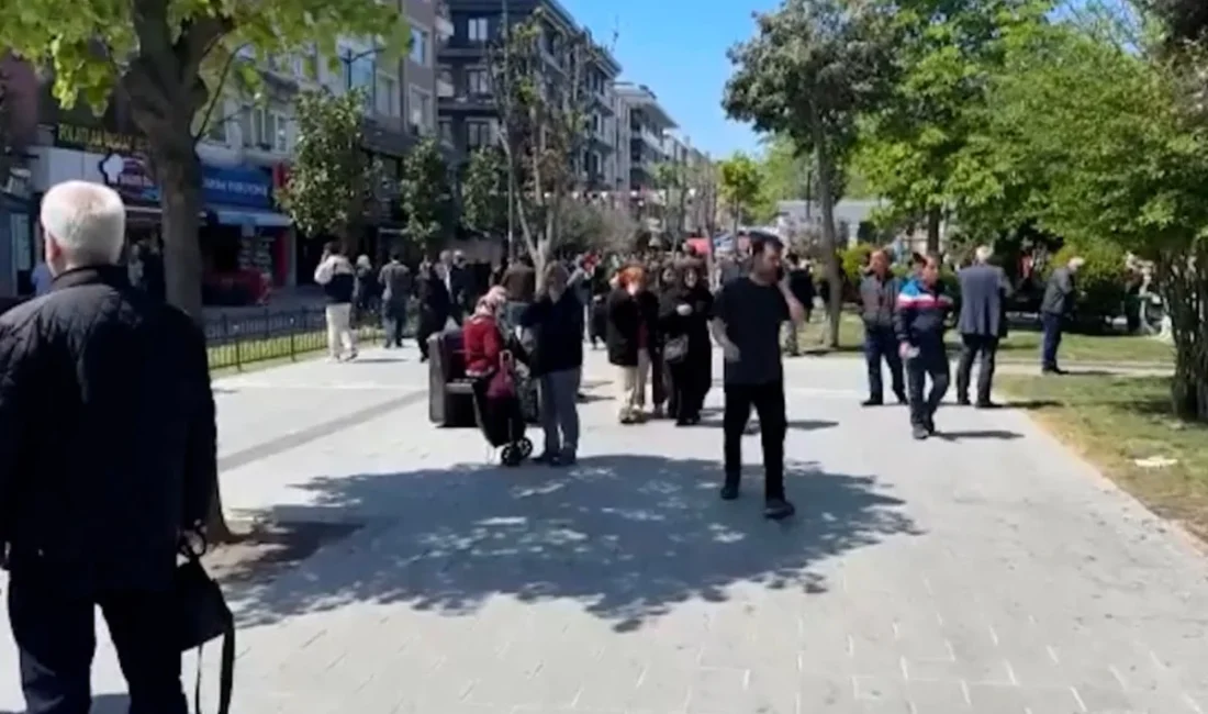 İstanbul’da korkutan deprem 6.2 Son Dakika... İstanbulda halk sokaklara döküldü. 6.2 büyüklüğünde deprem büyük