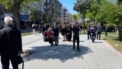 Son Dakika... İstanbulda halk sokaklara döküldü. 6.2 büyüklüğünde deprem büyük