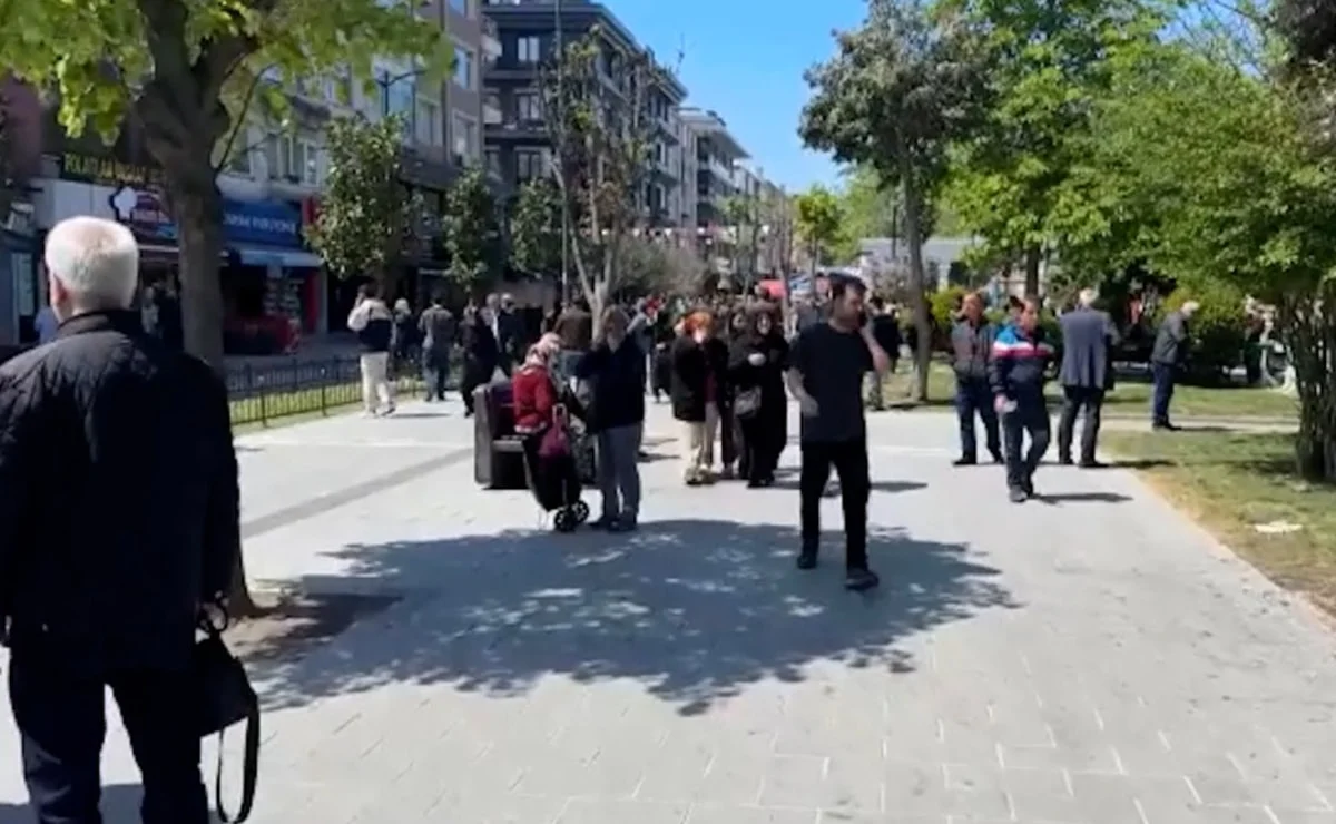 Son Dakika... İstanbulda halk sokaklara döküldü. 6.2 büyüklüğünde deprem büyük