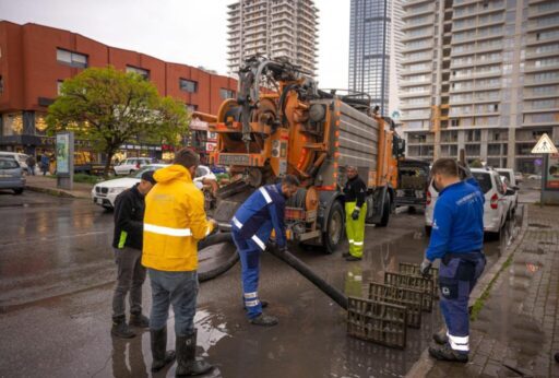 İzmir Büyükşehir Belediyesi İZSU Genel Müdürlüğü ekipleri dün geceden beri