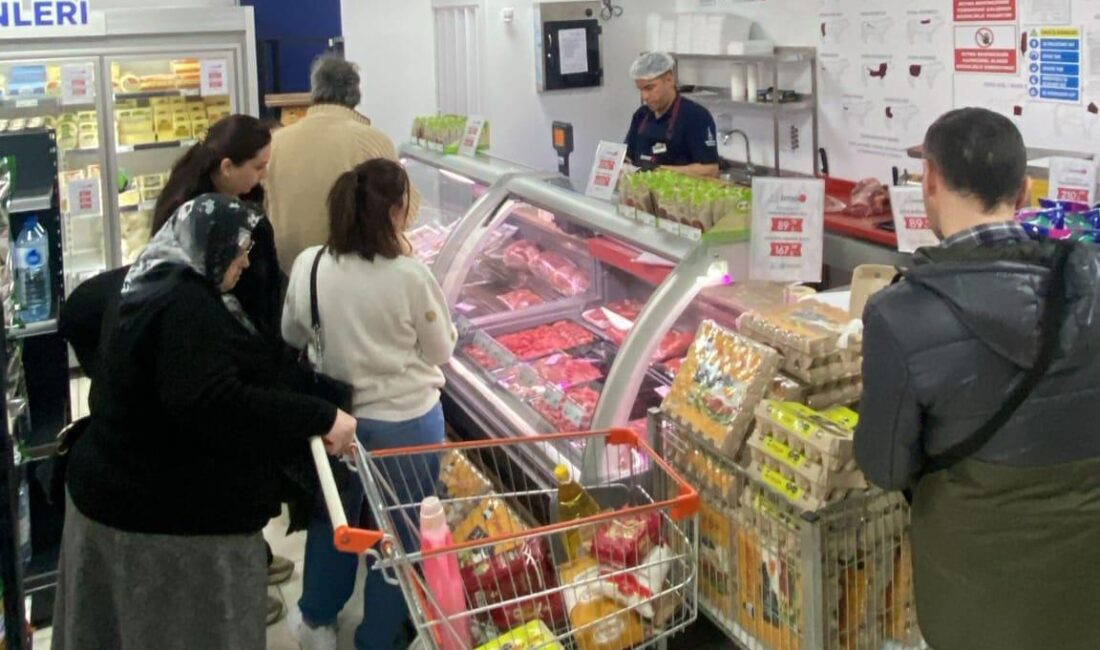 İzmirli İZMAR’ı bağrına bastı İzmir Büyükşehir Belediyesi’nin tanzim satış ruhunu yeniden canlandırdığı İZMAR projesi