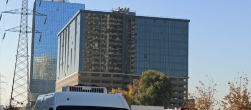 Konak ilçesi Halkapınar mevkii'inde yer alan ONUK plaza isimli işhanı