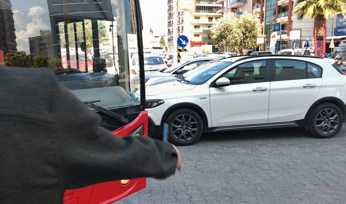 İzmir Karşıyaka Örnekköy de yol ortasına park eden özel araçlar