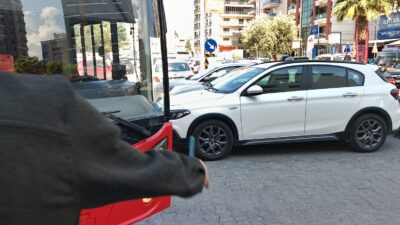 İzmir Karşıyaka Örnekköy de yol ortasına park eden özel araçlar