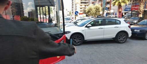 İzmir Karşıyaka Örnekköy de yol ortasına park eden özel araçlar