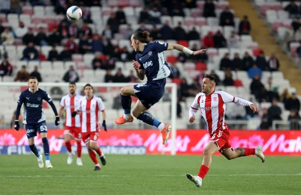 FENERBAHÇE’NİN ZİRVE İNADI SİVASSPOR 1-3 FENERBAHÇE Fenerbahçe, deplasmanda oynadığı maçta rakibini mağlup etti ve zirve takibini