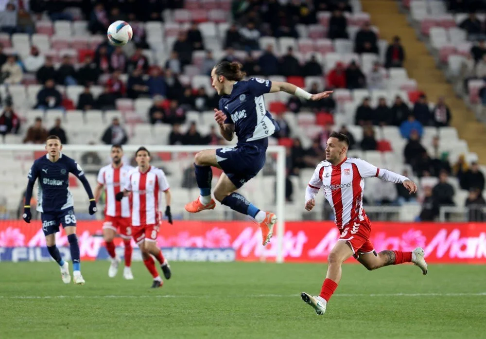 Fenerbahçe, deplasmanda oynadığı maçta rakibini mağlup etti ve zirve takibini